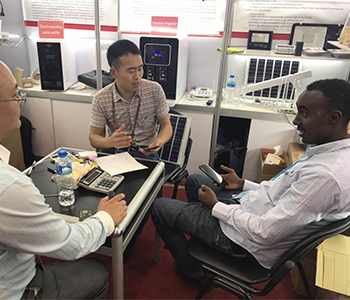 Somali buyers negotiate at 125th Canton Fair